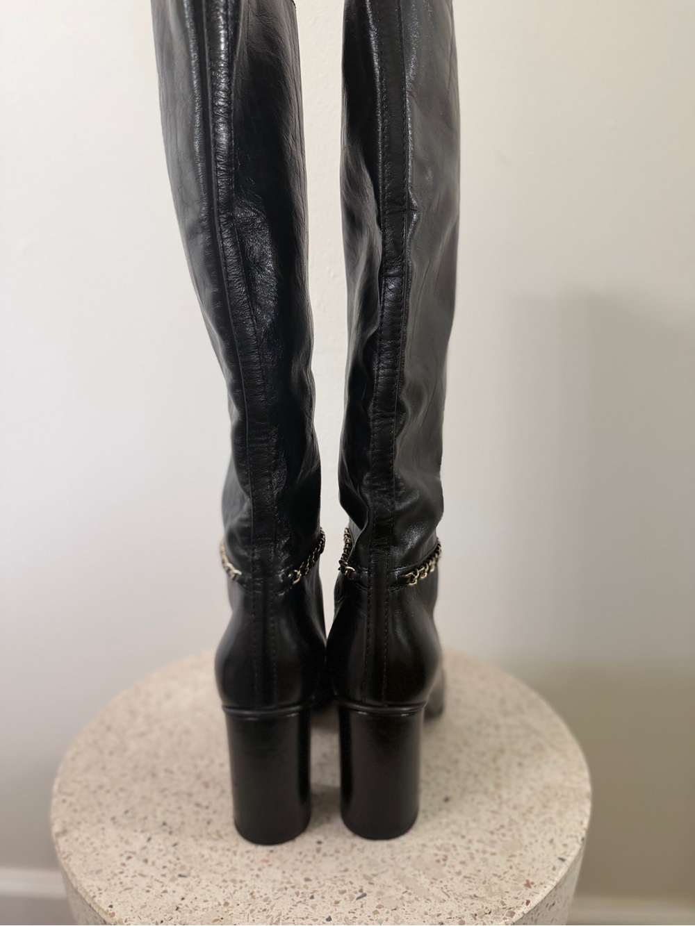 Chanel leather tall boots with a gold CC chain detail and block heel - Picture 4 of 10